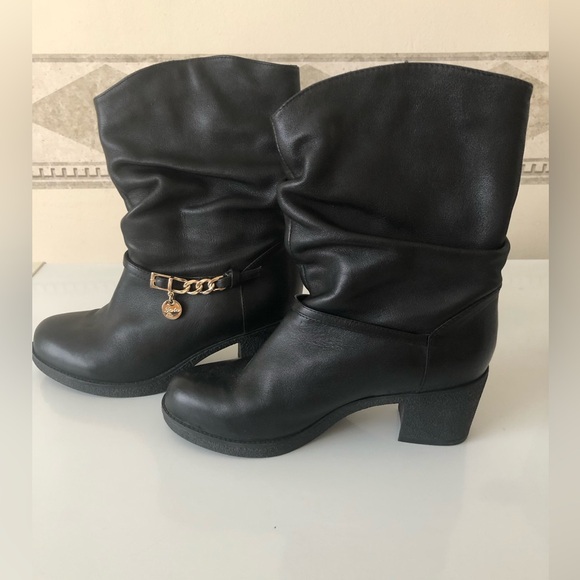 Slip on black leather boot - Picture 4 of 9